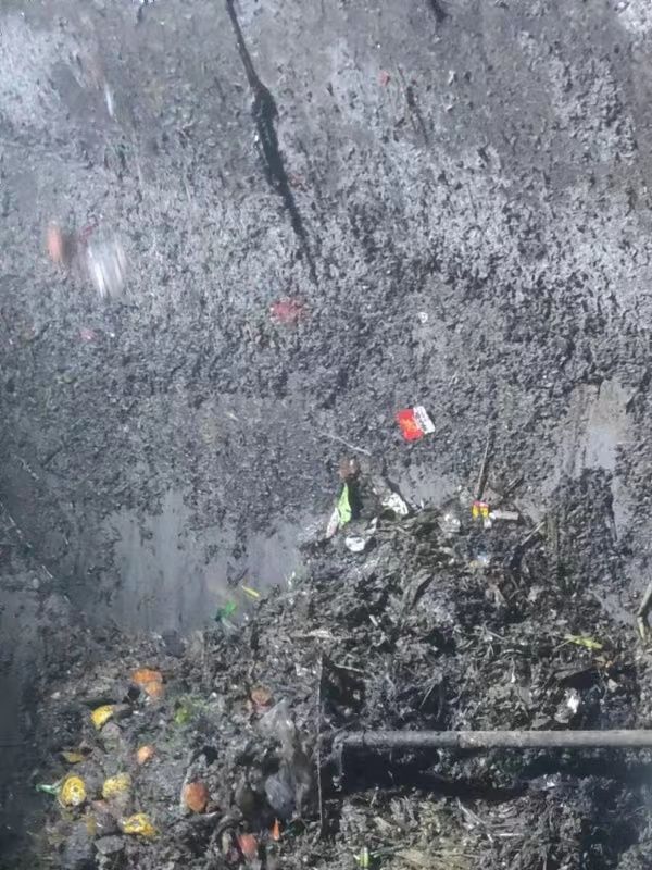 西区街道污水池清理