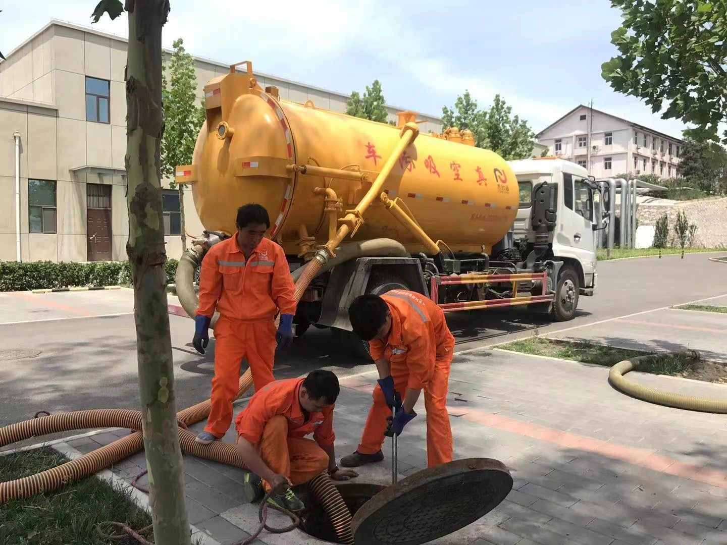 西区街道化粪池清理与5-8吨吸粪车施工效率分析